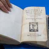 Vengono chiamate invece �cinquecentine� quelle raccolte di libri pubblicate a partire dal 1501, quindi nel XVI secolo. La biblioteca conserva l�unica copia esistente al mondo della �Historia della Madonna di Leuca�, opera anonima del 1588